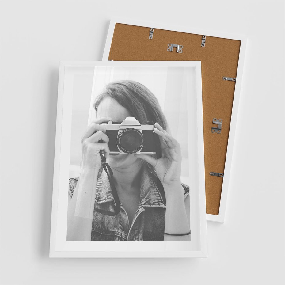 Plakat w ramie 50x70 - Zrób mi Zdjęcie - fotografia, kobieta z aparatem - rama biała