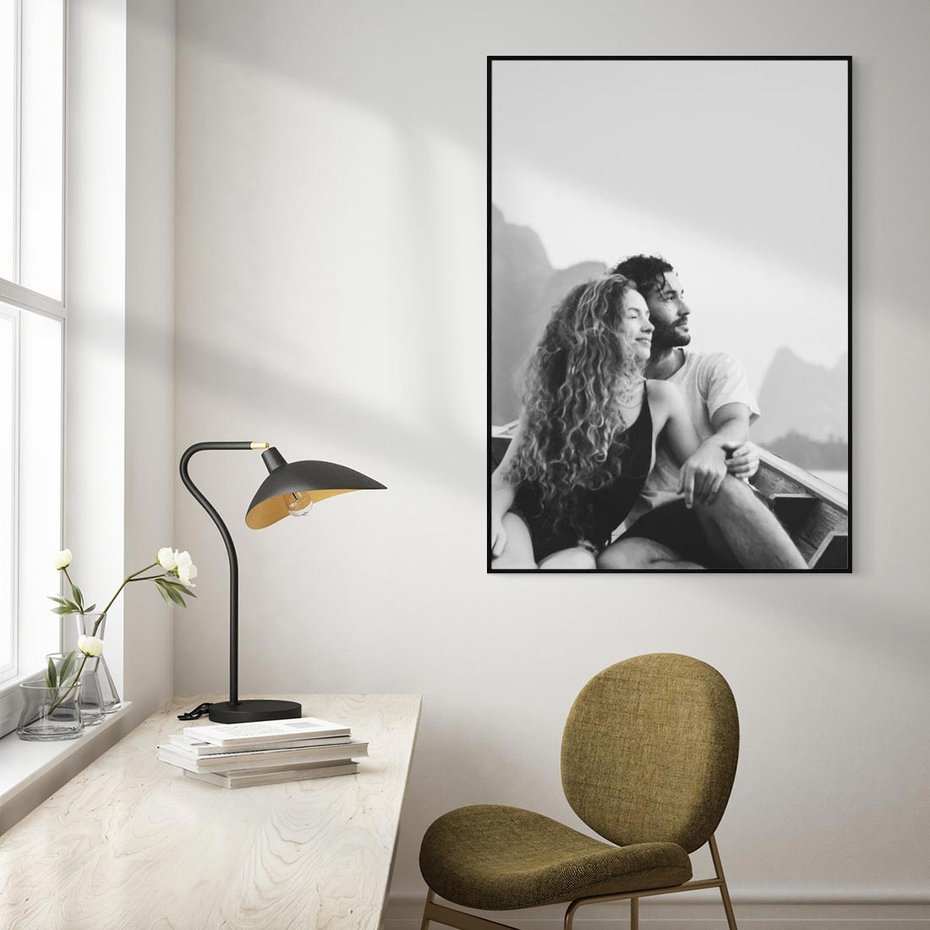 Obraz w ramie 50x70 - Księga mglistych marzeń - czarno biała fotografia, para zakochanych w łodzi - rama czarna