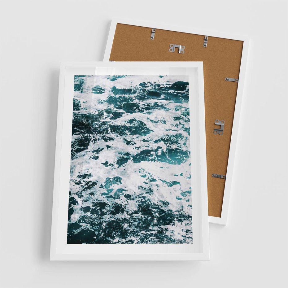 Plakat w ramie 50x70 - Potęga Natury: Wzburzone Fale Oceanu - wzburzone fale oceanu - rama biała