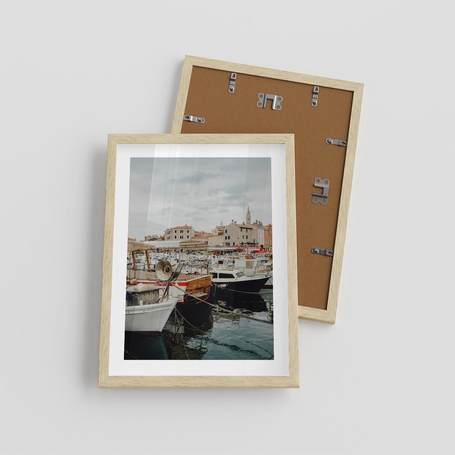 Plakat w ramie 30x40 - Malowniczy Krajobraz Morski - morze, łódki - rama drewno