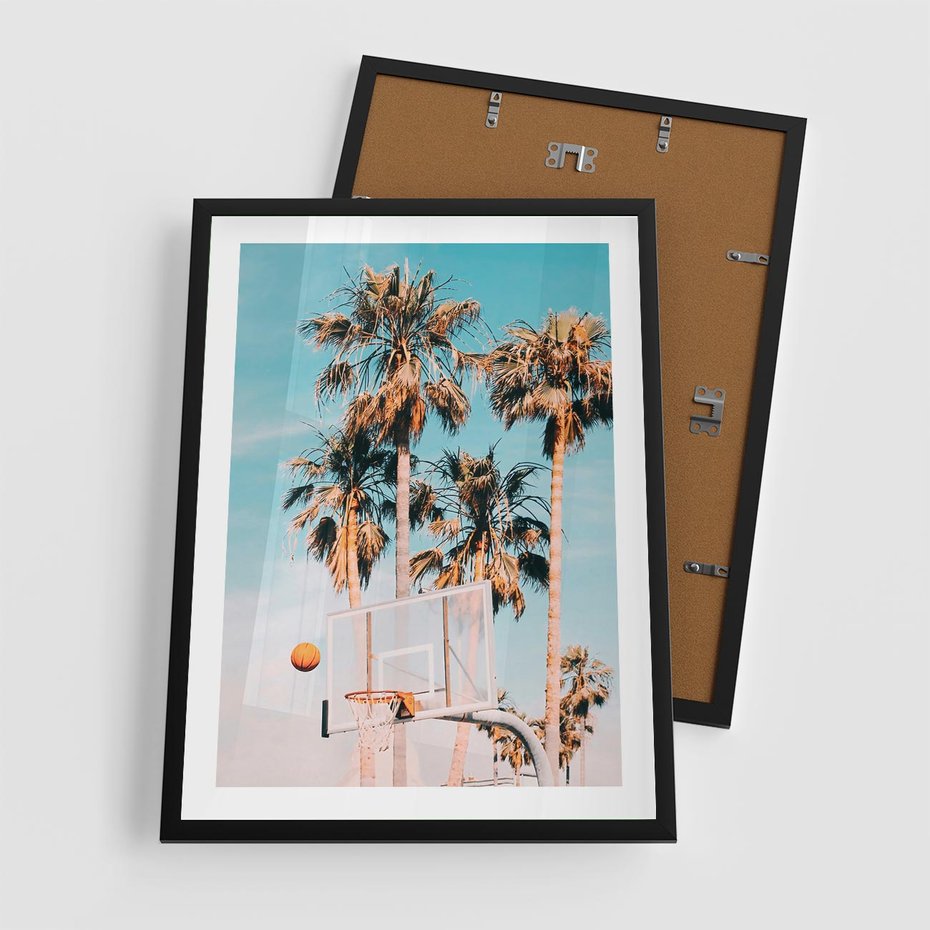 Plakat w ramie 50x70 - Egzotyczna Koszykówka - palmy na tle nieba, koszykówka - rama czarna