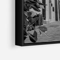Obraz w ramie 50x70 - Nadmorska Uliczka - czarno białe zdjecie, uliczka w nadmorskim mieście - rama czarna