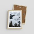 Plakat w ramie 30x40 - Zimowa Magia Gór: Śnieżne Szczyty - grajobraz górski, zima - rama drewno