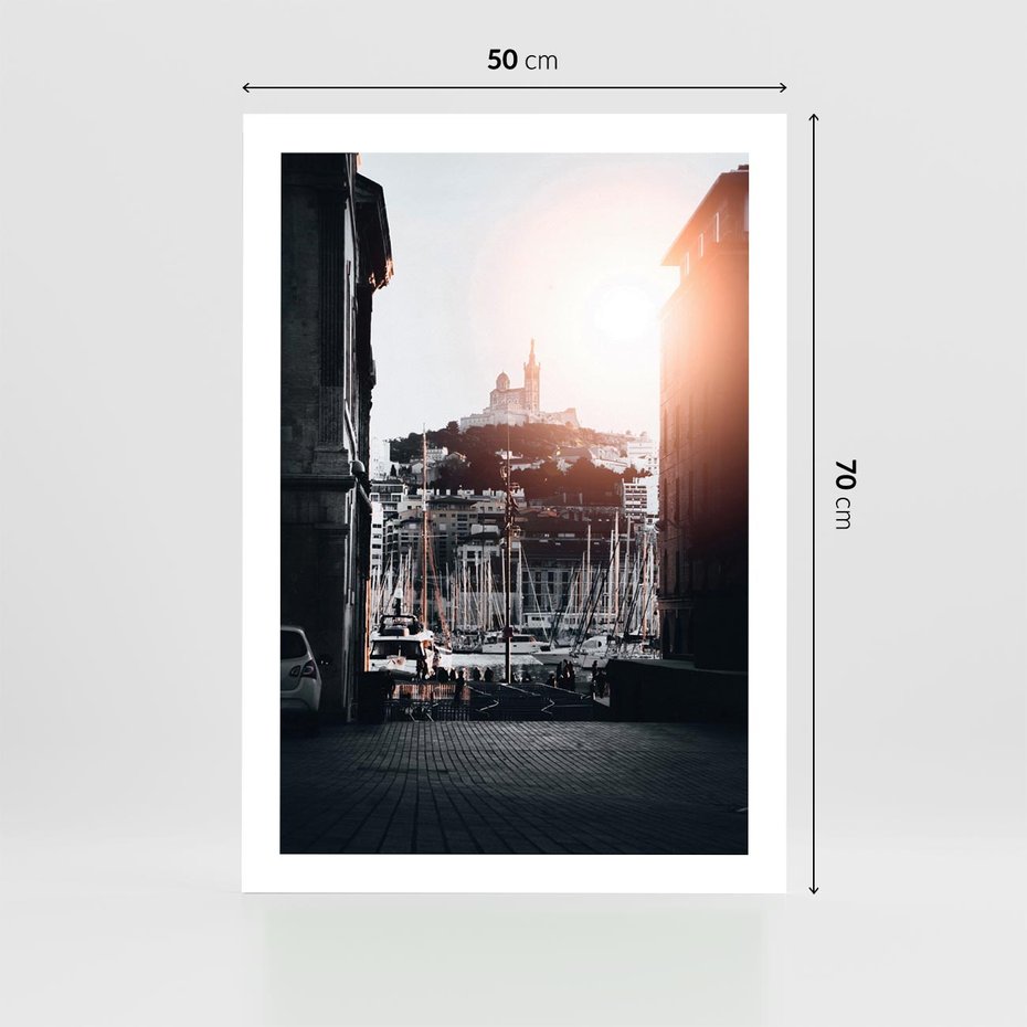 Plakat bez ramy 50x70 - Światło Portowe - czarno białe zdjecie, uliczka w nadmorskim mieście