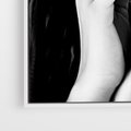 Obraz w ramie 70x100 - Czarna Elegancja - fotografia czarno biała, zbliżenie portret kobiety w czerni - rama biała