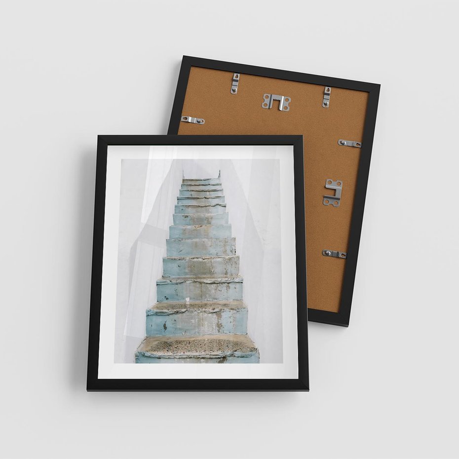 Plakat w ramie 40x50 - Niebieskie Schody Santorini - stare kamienne schody, niebieskie schody - rama czarna