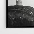 Obraz w ramie 100x70 - Melancholia Północy - czarnobiała fotografia, nadmorska latarnia na klifie - rama czarna