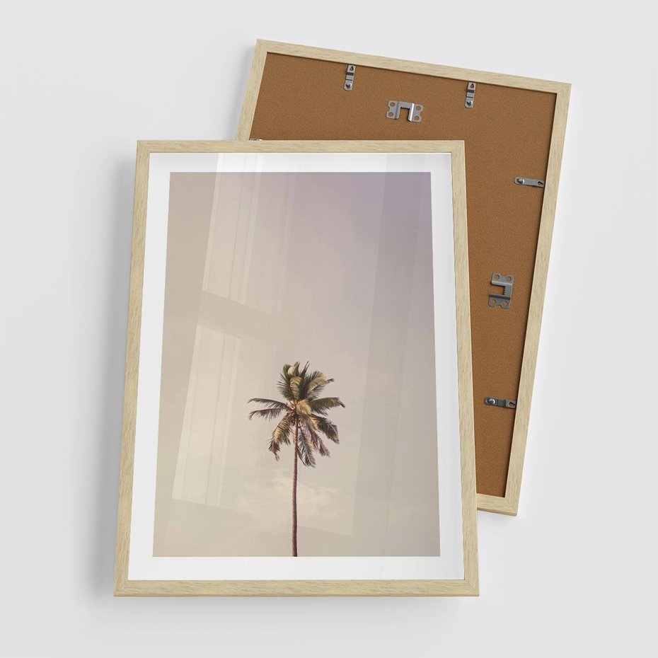 Plakat w ramie 50x70 - Samotna Palma pod Niebem - samotna palma, na tle nieba - rama drewno