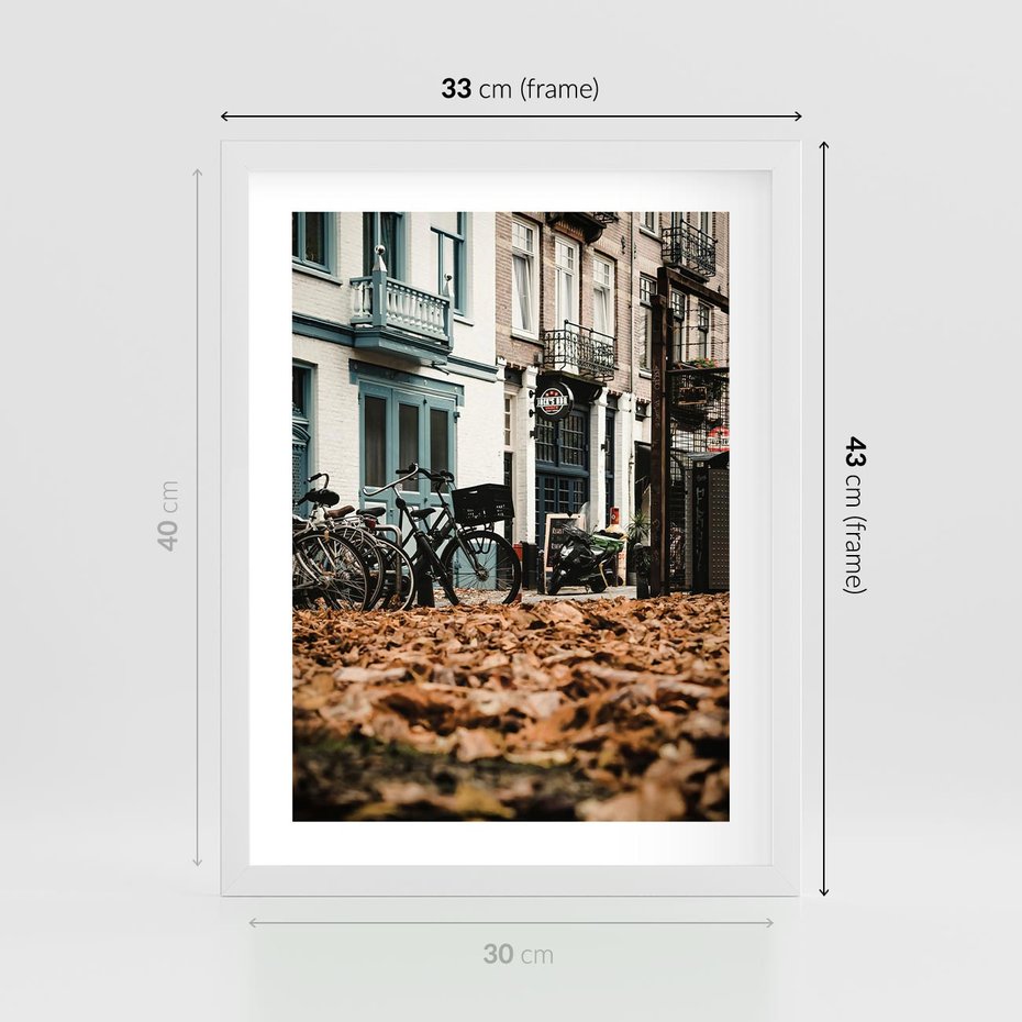 Plakat w ramie 30x40 - Rowery w Mieście pełnym Liści - rower, miasto - rama biała