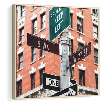 Obraz w ramie 80x80 - Namiastka wielkiego miasta - Nowy Jork, drogowskaz - rama drewno