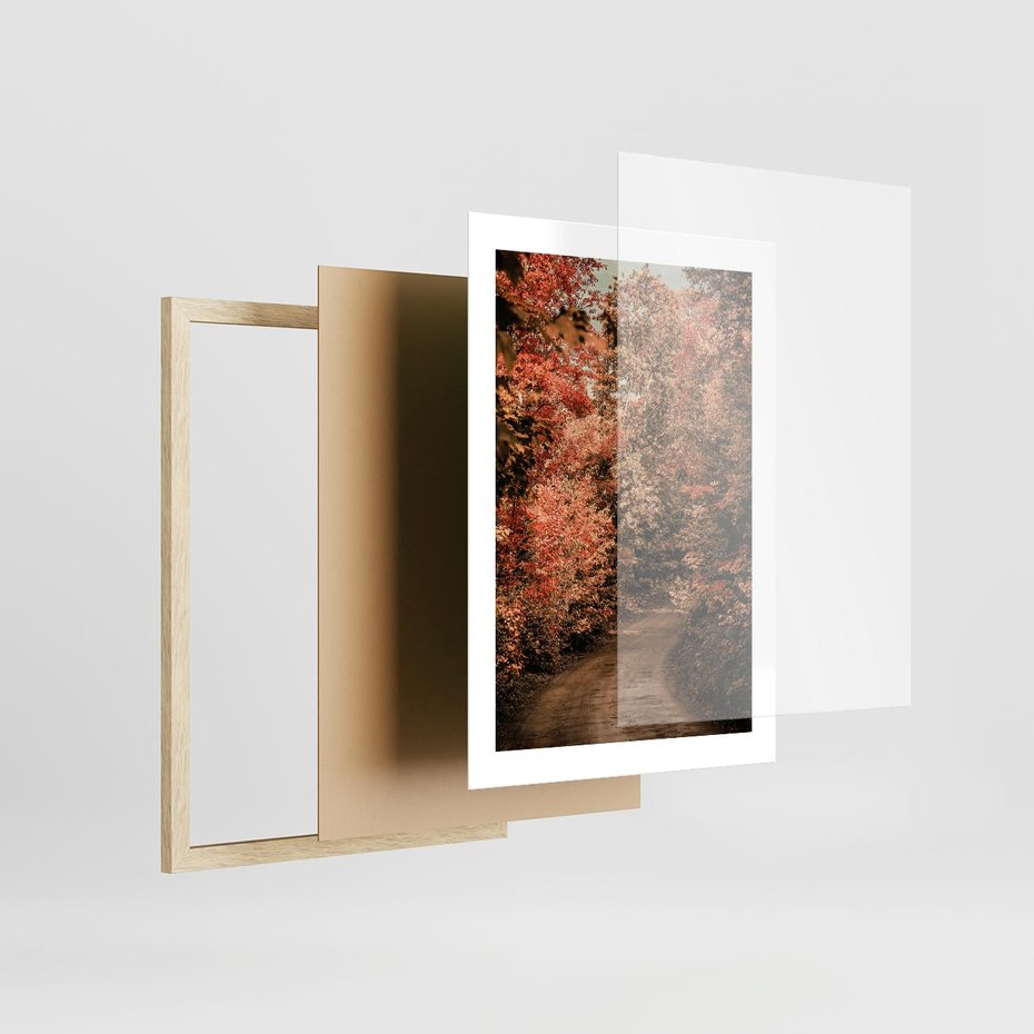 Plakat w ramie 30x40 - Obraz przedstawia jesienne drzewa i czerwone liście na ścieżce w lesie. Ta sceneria doskonale oddaje urok i kolorystykę jesieni w lesie. - las, jesień - rama drewno