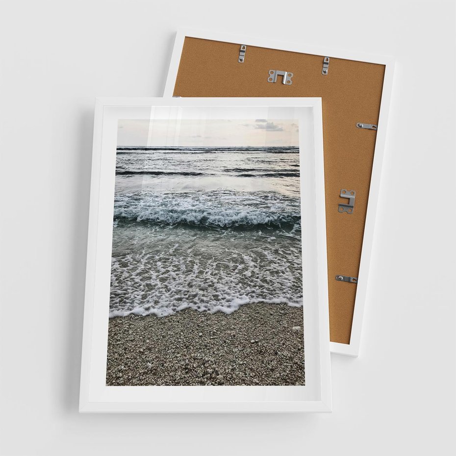 Plakat w ramie 50x70 - Spokojna Plaża - plaża, żwirek - rama biała