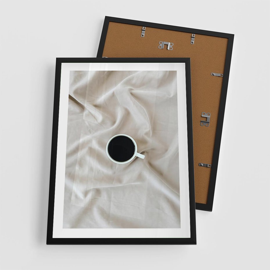 Plakat w ramie 50x70 - Poranek z Kawą - kawa filiżanka w białej pościeli - rama czarna