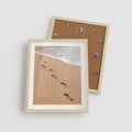 Plakat w ramie 40x50 - Ślady Stóp na Plaży: Spacer nad Morzem - plaża, ślady stóp na piasku - rama drewno