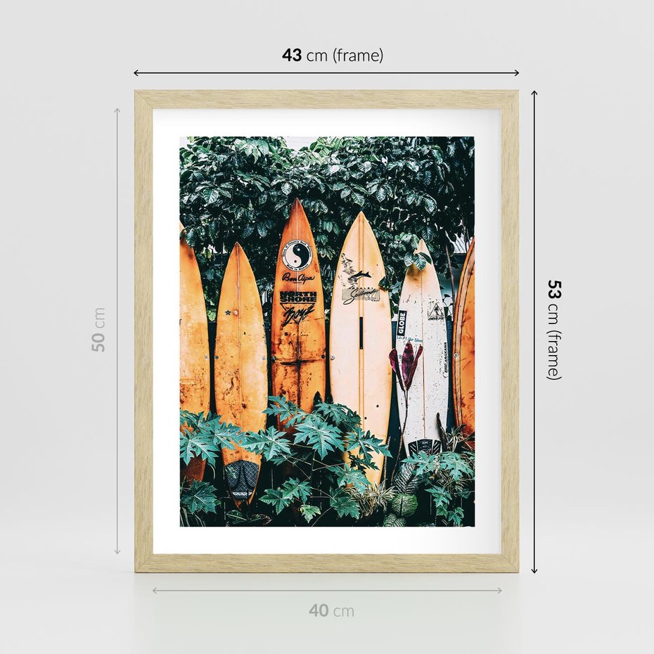 Plakat w ramie 40x50 - Surfowanie w Harmonii z Naturą - deski surfingowe, oparte o rośliny - rama drewno