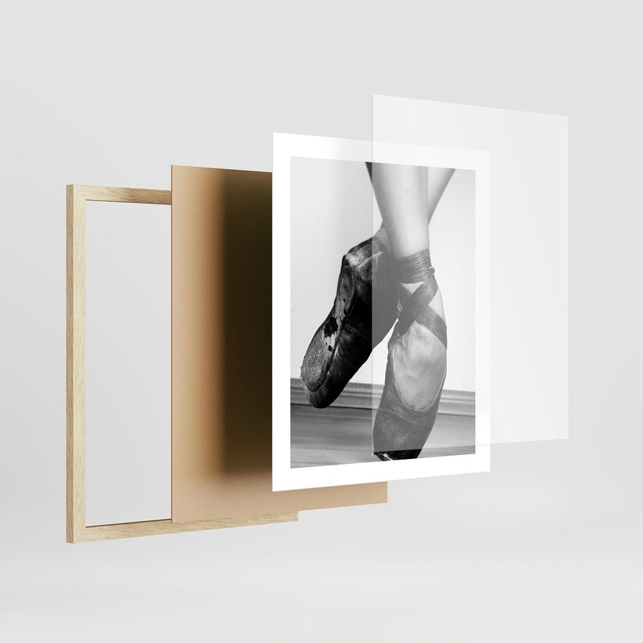 Plakat w ramie 40x50 - Taniec Zmysłów - artystyczne zdjęcie, odcienie szarości - rama drewno