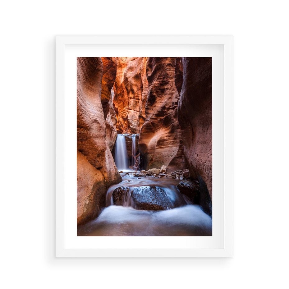 Plakat w ramie 40x50 - Tajemniczy świat jaskini i wodospadu - jaskinia, wodospad - rama biała