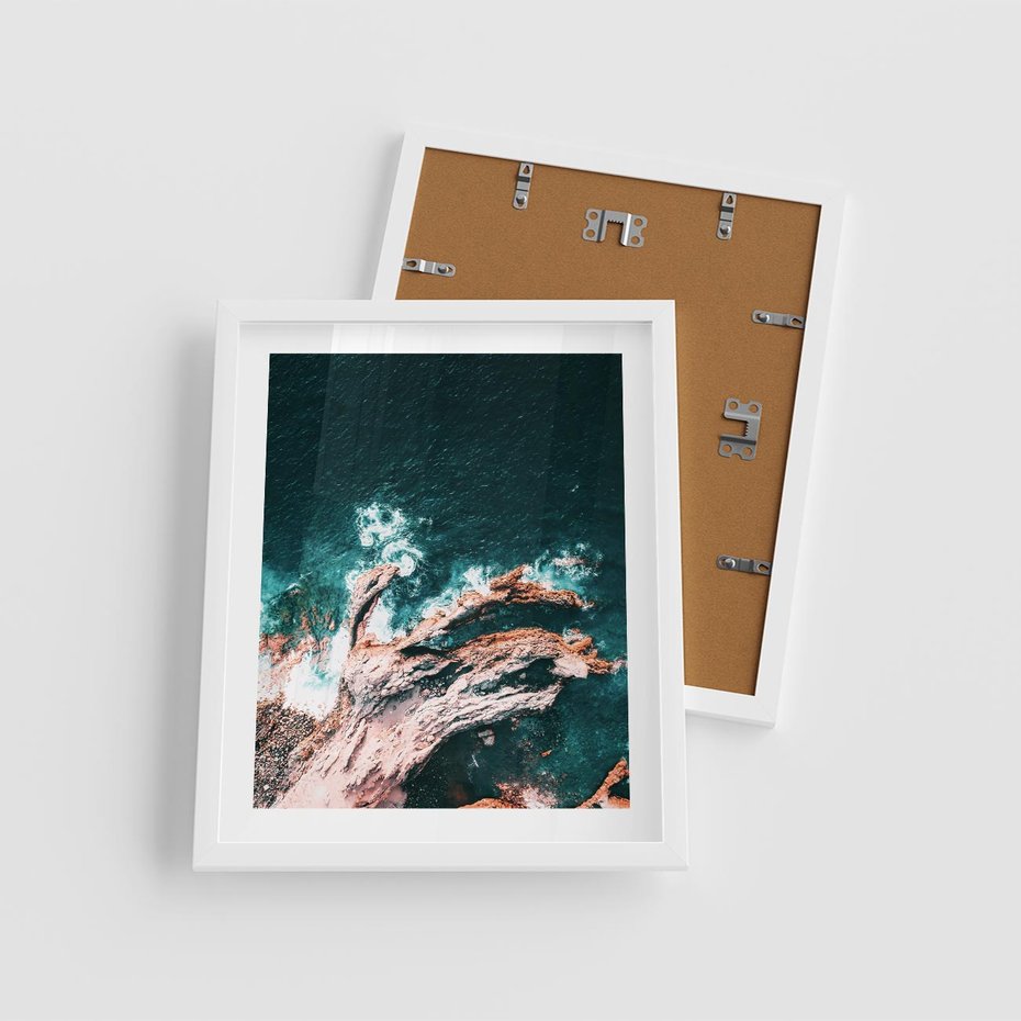 Plakat w ramie 40x50 - Fale i Skały w Spokoju i Burzy - morze, fale rozbijają się o skały - rama biała