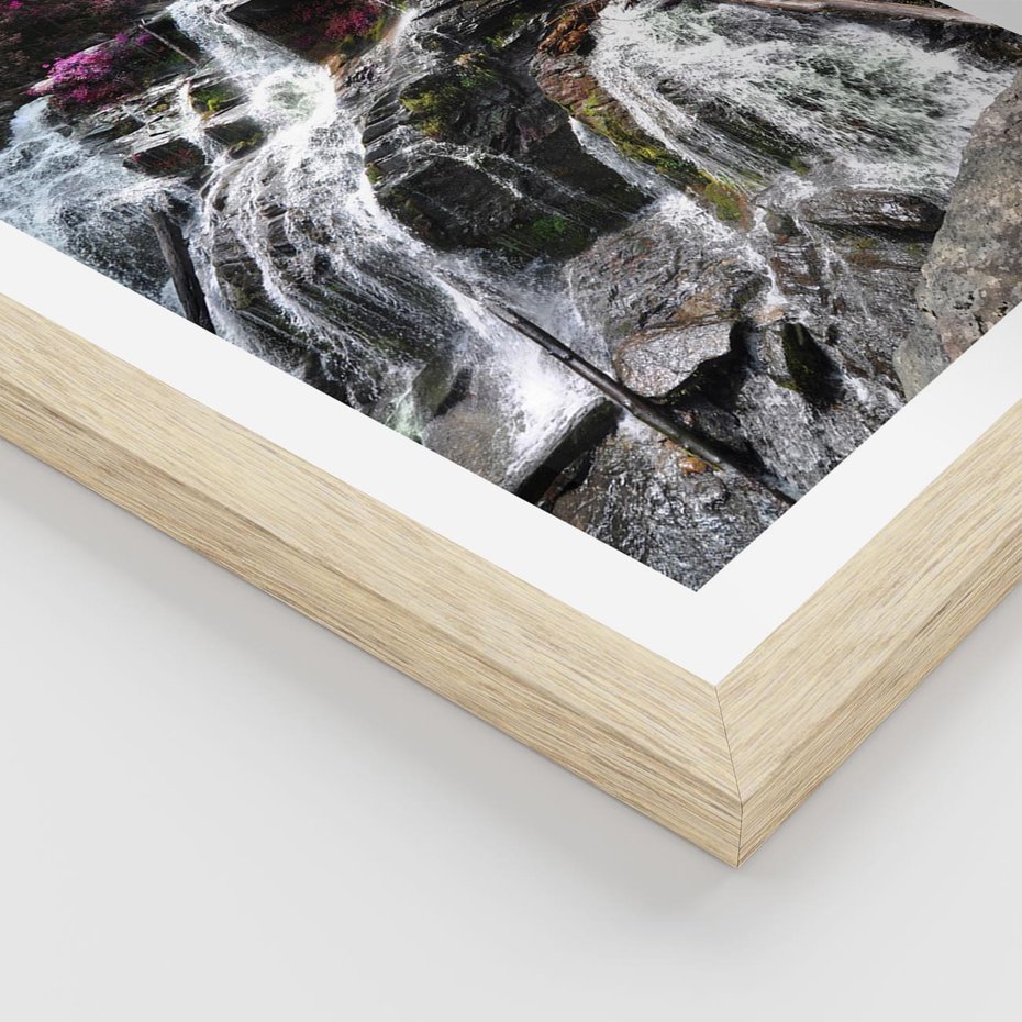 Plakat w ramie 40x50 - Wodospad wśród majestatycznych gór - wodospad, góry - rama drewno