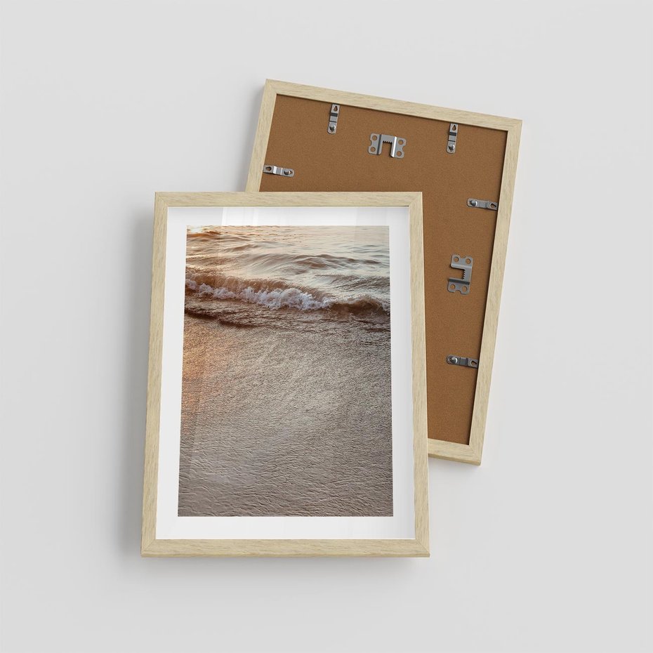Plakat w ramie 30x40 - Spokój Morza: Fale na Plaży - fale, morze - rama drewno