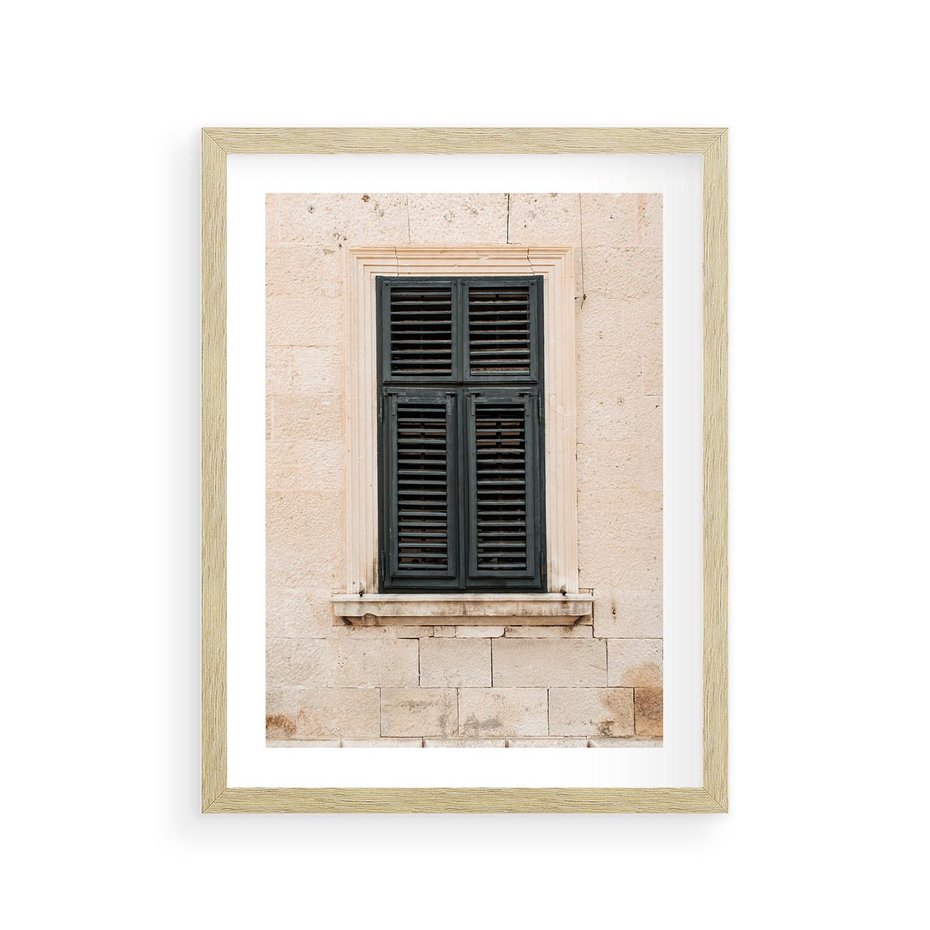 Plakat w ramie 30x40 - Urok Starego Okna z Zielonymi Okiennicami - stare okno, kamienica - rama drewno