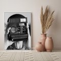 Obraz w ramie 70x100 - Mężczyzna za Aparatem - czarno białe zdjęcie, portret - rama biała