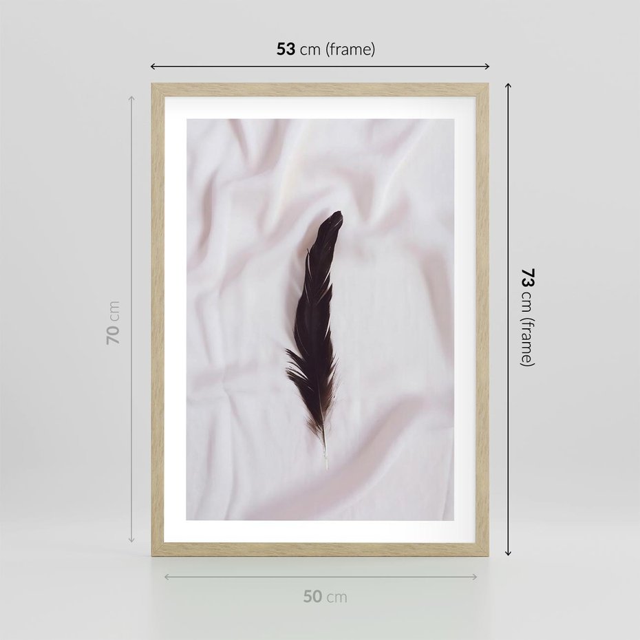 Plakat w ramie 50x70 - Prosta Elegancja - czarne pióro na białej pościeli, minimalizm - rama drewno