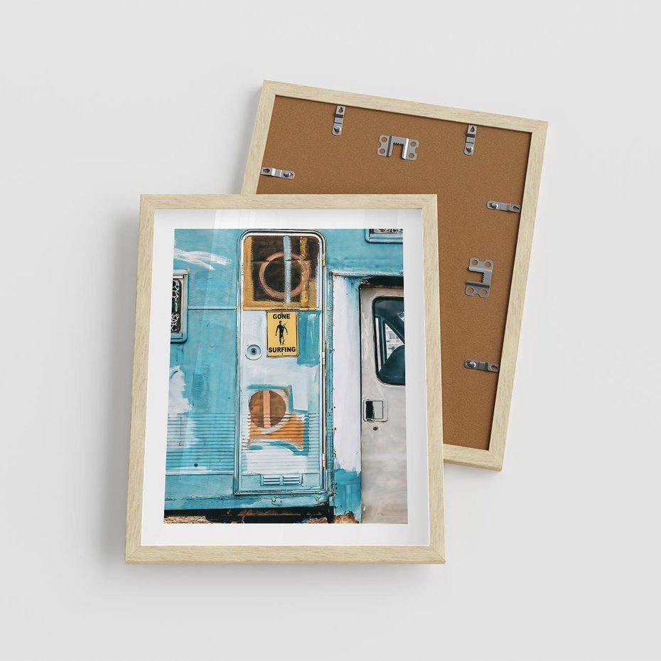Plakat w ramie 40x50 - Nostalgiczna Podróż - stara przyczepa kempingowa, niebieskie kolory - rama drewno