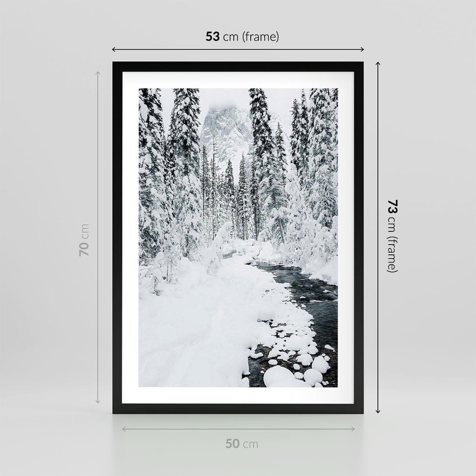 Plakat w ramie 50x70 - Spokój Zimowego Lasu w Górach - zima w lesie, w górach - rama czarna