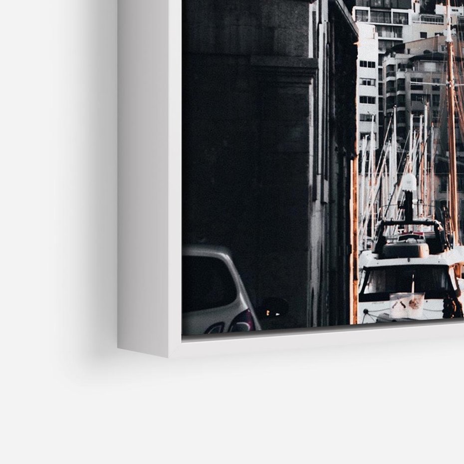 Obraz w ramie 100x70 - Światło Portowe - czarno białe zdjecie, uliczka w nadmorskim mieście - rama biała