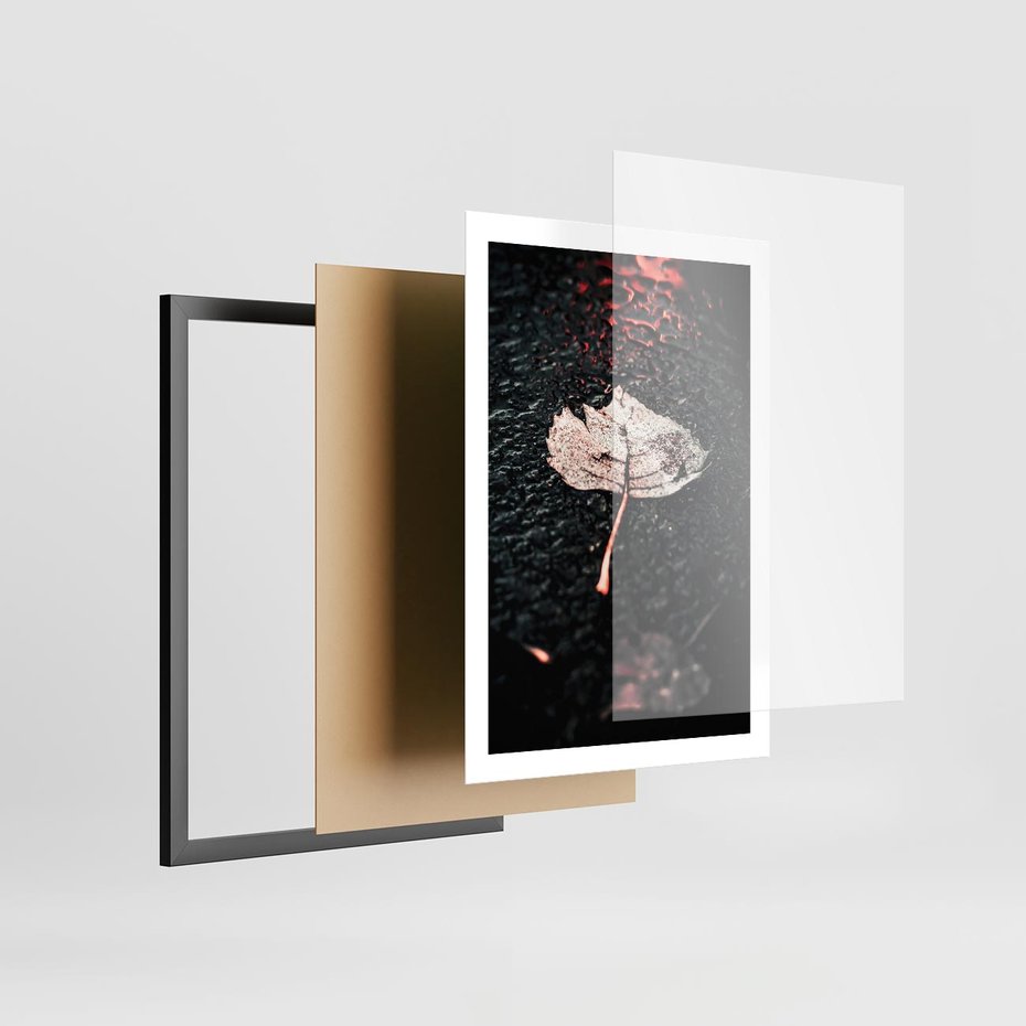 Plakat w ramie 50x70 - Jesień w Detalu: Liść na Mokrej Drodze - liść, jesień - rama czarna