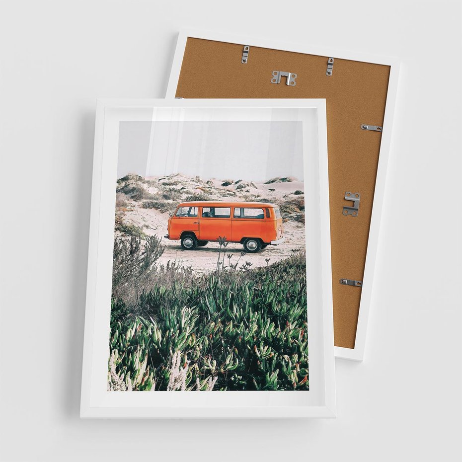 Plakat w ramie 50x70 - Podróże po Pustyni - stary samochód van, pomarańczowy - rama biała