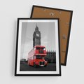 Plakat w ramie 50x70 - Autobusy w tętniącym życiem Londynie - Londyn, autobus - rama czarna