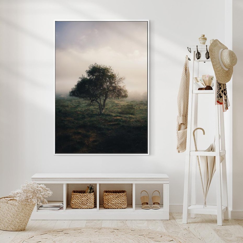 Obraz w ramie 70x100 - Zamglona Prostota - artystyczna fotografia, samotne drzewo na zamglonej łące - rama biała