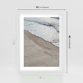Plakat w ramie 30x40 - Brzeg Morza: Malownicza Plaża i Fale - morze, plaża - rama biała