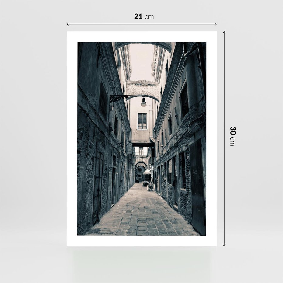 Plakat bez ramy 21x30 - Odkryj tajemnice miasta - uliczka, perspektywa