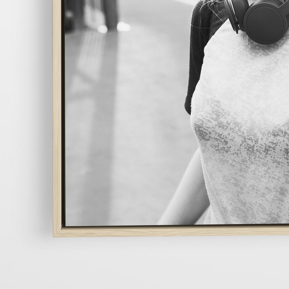 Obraz w ramie 50x50 - Letnia Młodość - nowoczesna fotografia, czarno biała - rama drewno