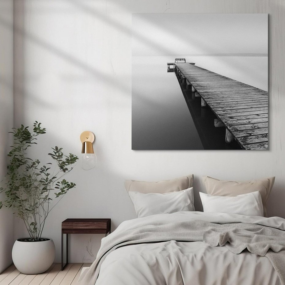 Obraz na płótnie 40x40 - Mglista Perspektywa - czarno biała fotografia, drewniany pomost na jeziorze