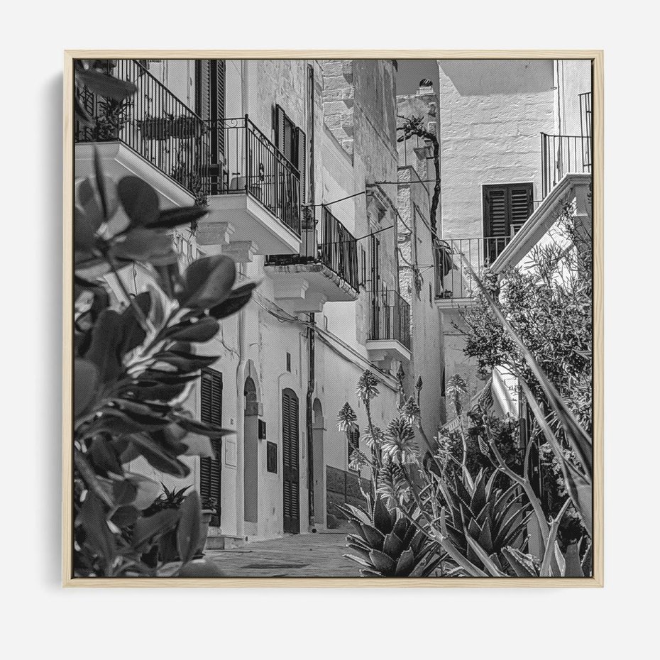 Obraz w ramie 50x50 - Nadmorska Uliczka - czarno białe zdjecie, uliczka w nadmorskim mieście - rama drewno