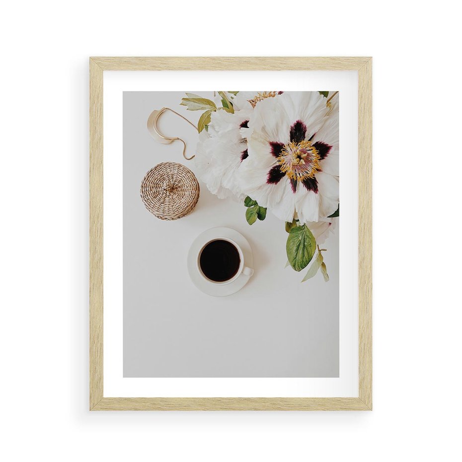 Plakat w ramie 40x50 - Bukiet Kwiatów i Kawa na Stole - fotografia, na stole bukiet - rama drewno