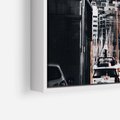 Obraz w ramie 120x80 - Światło Portowe - czarno białe zdjecie, uliczka w nadmorskim mieście - rama biała