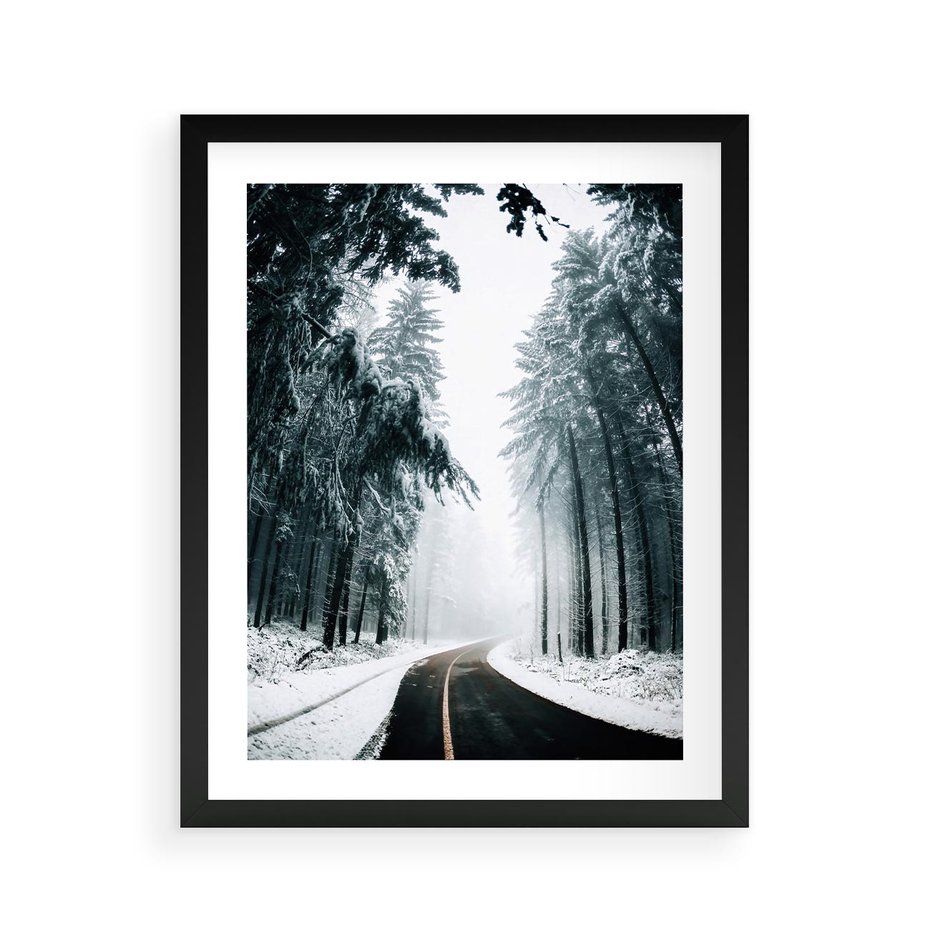 Plakat w ramie 40x50 - Droga przez Zimowy Las - drzewa, śnieg - rama czarna