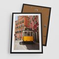 Plakat w ramie 50x70 - Urok tramwaju w Lizbonie - Lizbona, tramwaj - rama czarna