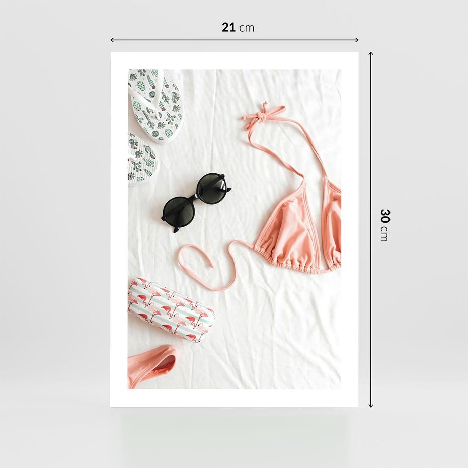 Plakat bez ramy 21x30 - Letnia Elegancja na Plaży - kompozycja, elementy stroju na plażę