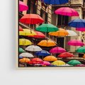 Obraz w ramie 80x80 - Barwna symfonia wyobraźni - fotografia, kolorowe parasolki podwieszone nad ulicą - rama drewno
