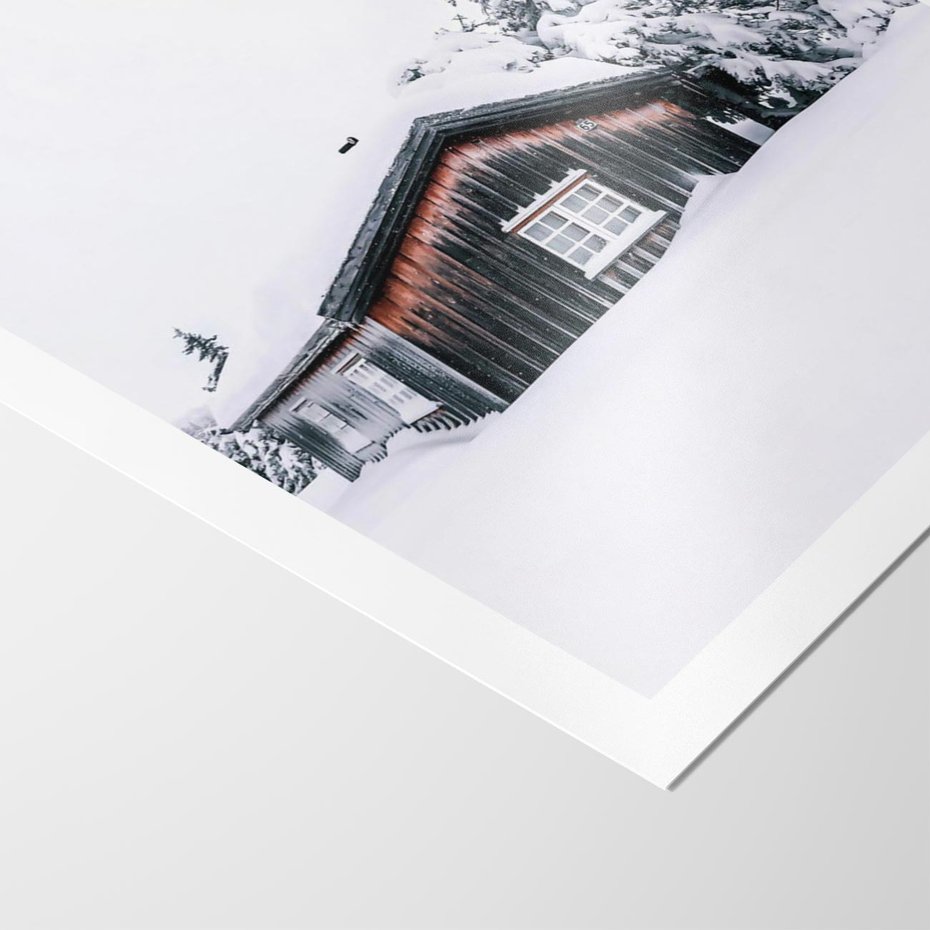 Plakat bez ramy 21x30 - Zimowy Azyl: Domek w Górach - domek w górach, śnieg