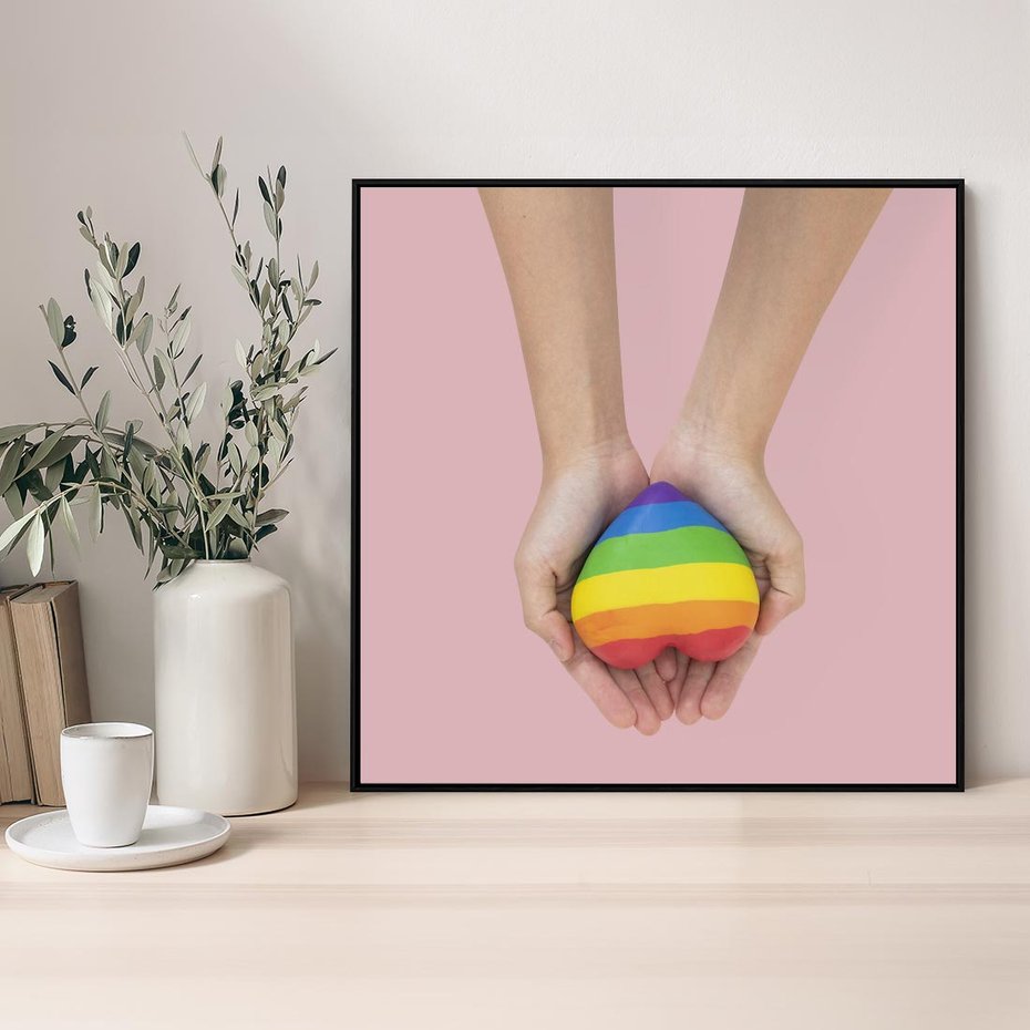 Obraz w ramie 50x50 - Miłość na Dłoniach - zdjęcie, dłonie trzymają ulepione tęczowe serce - rama czarna