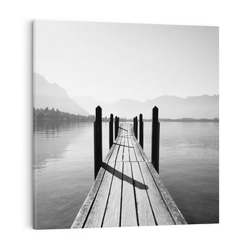 Obraz na płótnie 30x30 - Spokojna Przystań - czarno biała fotografia, drewniany pomost na jeziorze