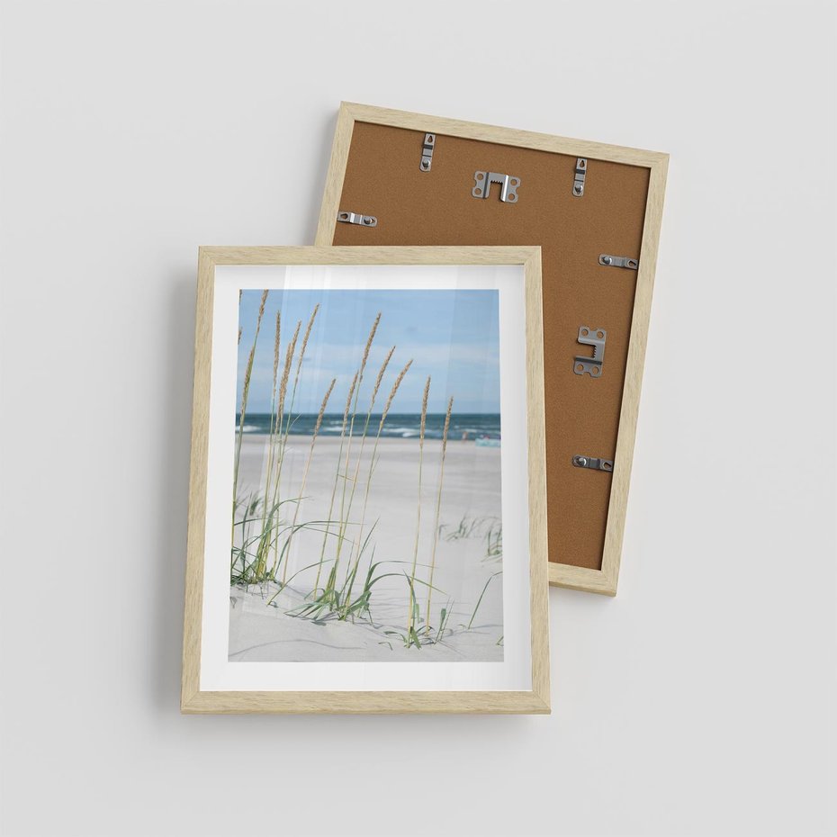 Plakat w ramie 30x40 - Przytulna Śródziemnomorska Trawa - plaża, trawy - rama drewno