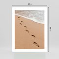 Plakat bez ramy 40x50 - Ślady Stóp na Plaży: Spacer nad Morzem - plaża, ślady stóp na piasku